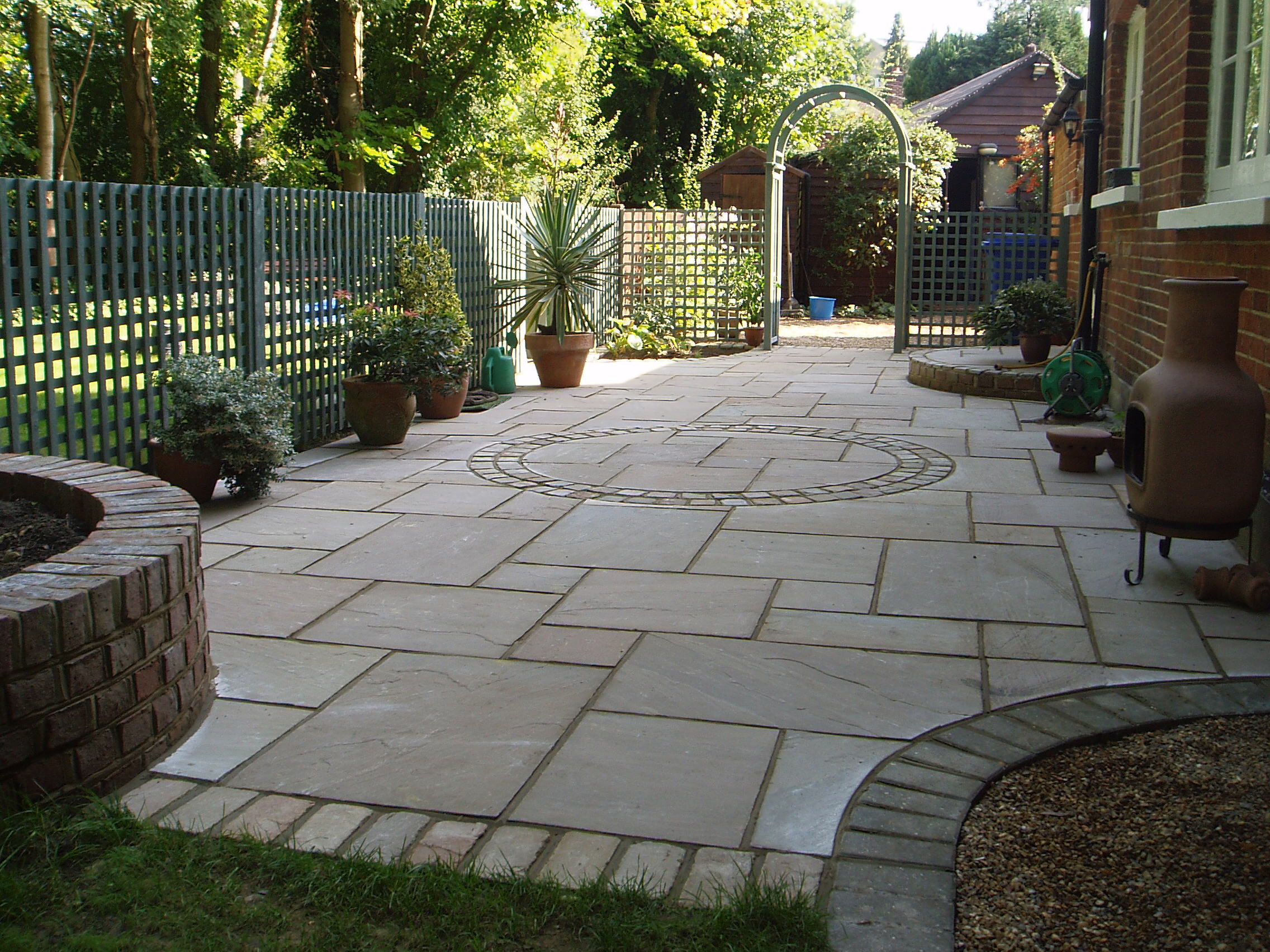 Indian sandstone paving with sett detailing